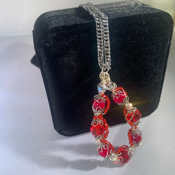 ——- SOLD ——— IMMACULATE Handmade Red Glass Bead Wire Statement Pendant Necklace - Picture 5 of 5